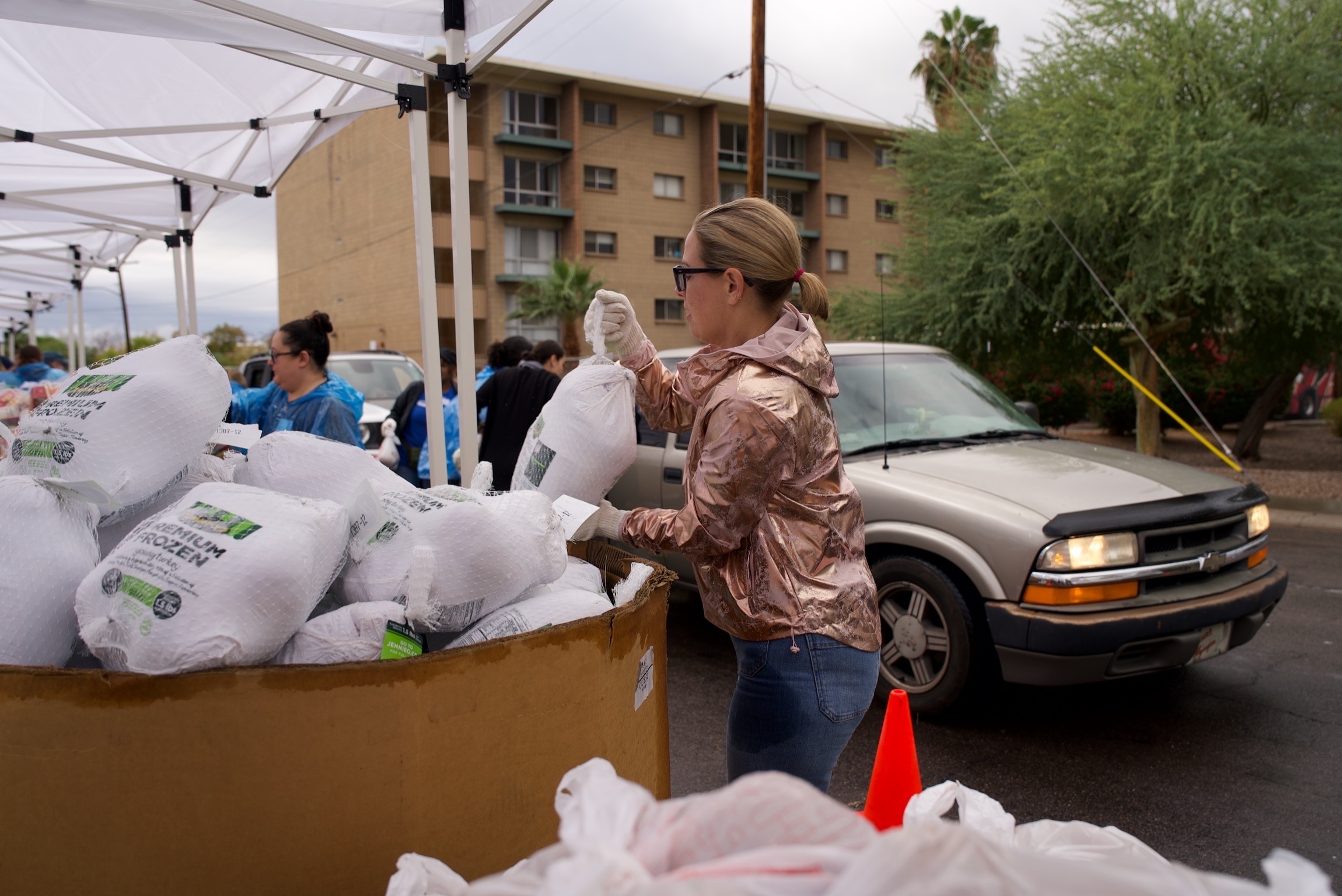Sinema Distributes Thanksgiving Meals with HonorHealth Desert Mission Food Bank